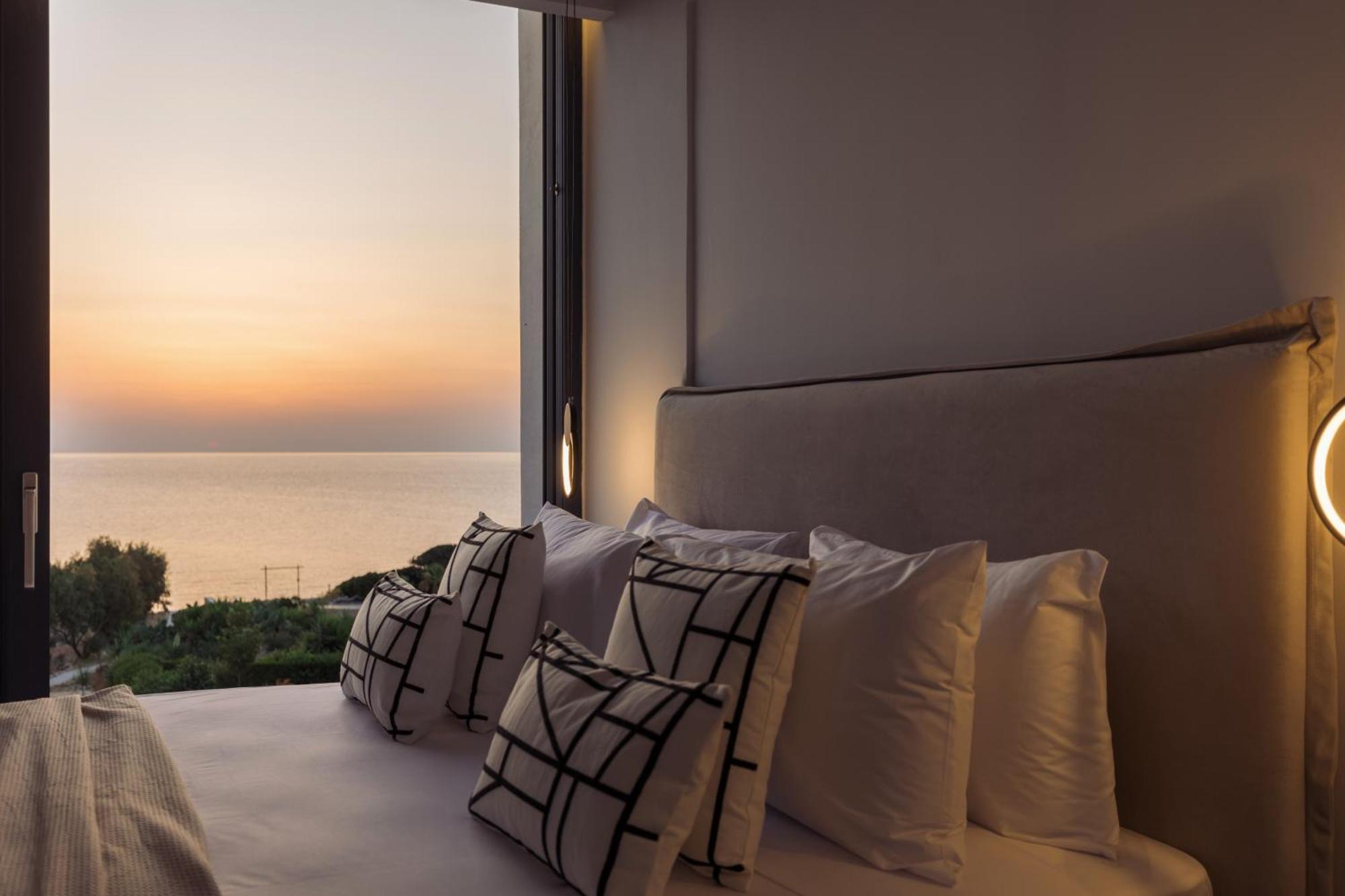 Terra Petra Luxury - The Seafront Retreat Villa Skinária